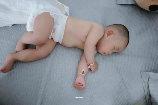 改则六个月宝宝眼睛散光 改则六个月宝宝眼睛散光